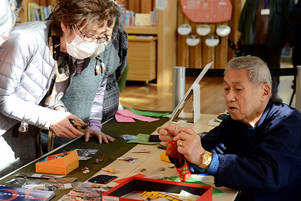 来場者に見せながら作業をする剣持さんの画像